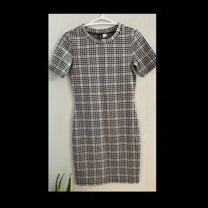 Dress: a pastel purple, size: M, fit, formal, and chic.